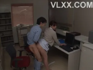 Anh chàng đã đến nhà một đồng nghiệp xinh đẹp để quan hệ tình dục. Cô ấy có thân hình đẹp và âm đạo khít khao. Anh ta đã quan hệ tình dục hai lần liên tiếp và để lộ khuôn mặt hoàn hảo của mình...