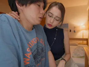 Một căn phòng ngập tràn bao cao su với cô bạn thân tư kỷ suốt ngày ở nhà