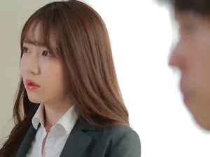 Người phụ nữ trẻ với tất đen~Cái đạo cụ rung chuyển âm đạo của cô, bộ ngực trắng lớn của cô lắc lư, và ngón giữa của cô đưa vào âm đạo của cô. Con chịu không nổi nữa rồi, bố ơi, mau tới đây làm tình với con đi, toàn thân con ngứa quá, con chịu không nổi nữa rồi!