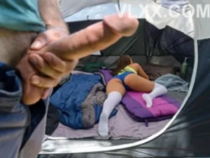 Anh kế về nhà bắt gặp cô bạn gái đang chơi với quả dưa chuột