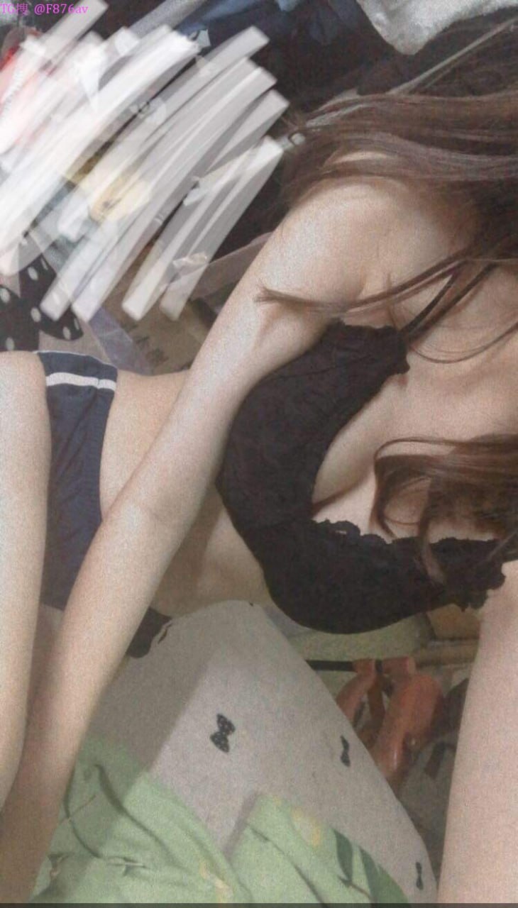 Vừa nghe điện thoại Gã chồng vừa vụng trộm với cấp trên cả đêm trong khách sạn